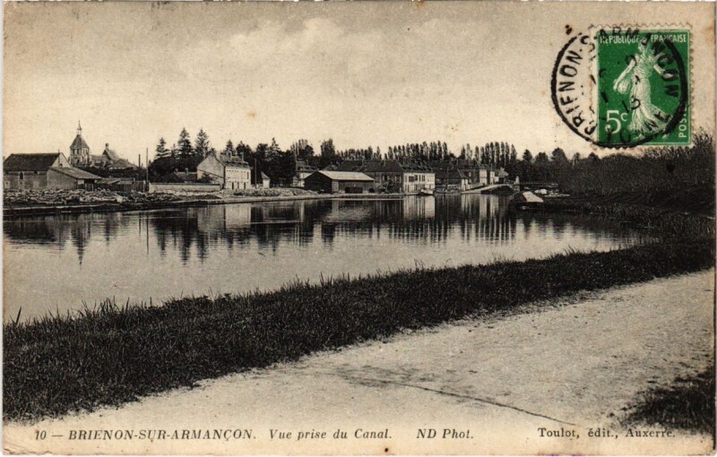 Carte postale ancienne Brienon-sur-Armancon - Vue prise du Canal à Brienon-sur-Armançon