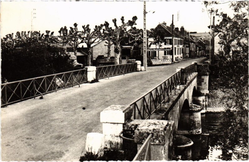 Carte postale ancienne Charny - Rue des Ponts