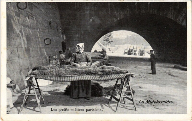 Carte postale ancienne Paris Petits Metiers La Matelassiere à Paris