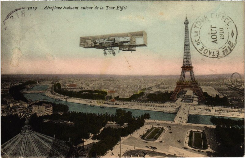 Carte postale ancienne Aéroplane évoluant autour de la Tour Eiffel à Paris 16e
