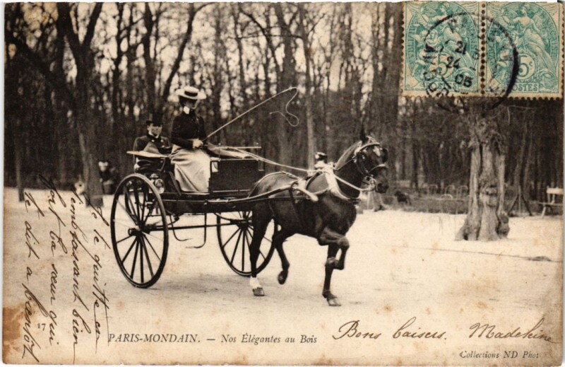 Carte postale ancienne Paris-Mondain - Nos Elégantes au Bois à Paris 16e