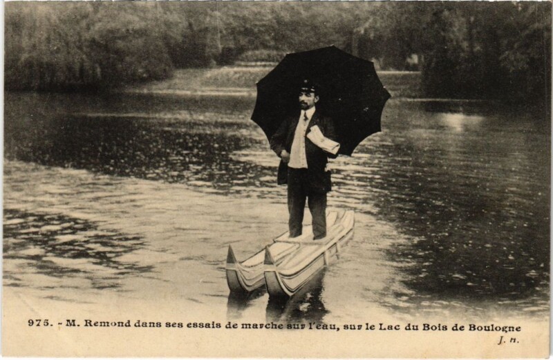 Carte postale ancienne Monsieur Remond dans ses essais de marche sur l'eau, sur le Lac du Bois de Boulogne à Paris 16e