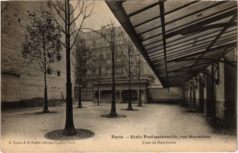 Carte postale ancienne Ecole Professionnelle - Rue Ganneron - Cour de Récréation à Paris 18e