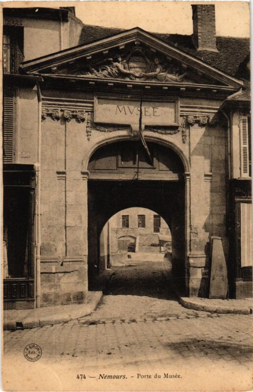 Carte postale ancienne Nemours Porte du Musee à Nemours