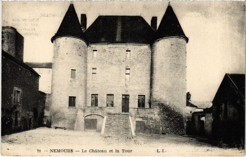 Carte postale ancienne Nemours Le Chateau et la Tour à Nemours