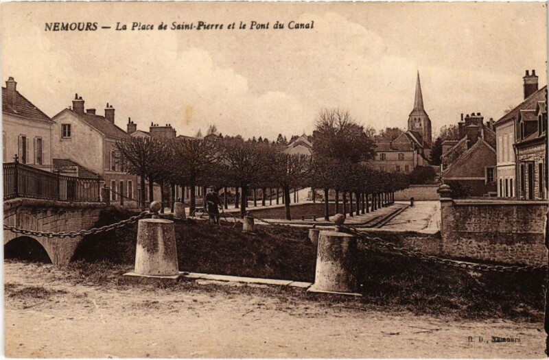 Carte postale ancienne Nemours Place de Saint-Pierre et Pont du Canal à Nemours