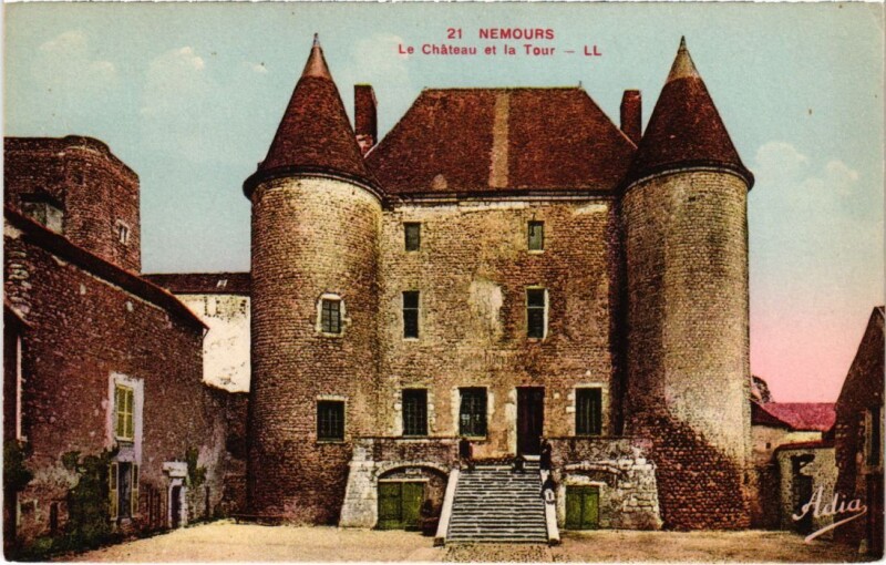 Carte postale ancienne Nemours Le Chateau et la Tour à Nemours