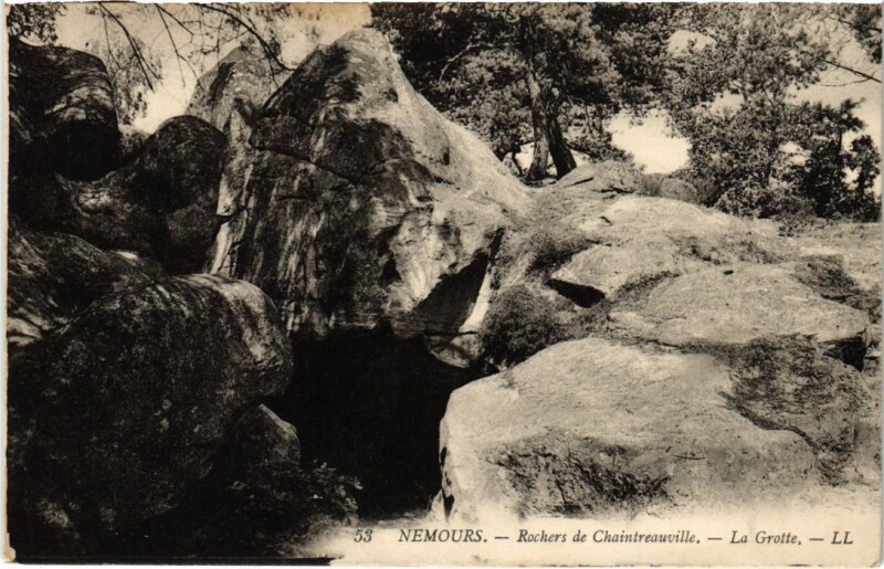 Carte postale ancienne Nemours Rochers de Chaintreauville La Grotte à Nemours