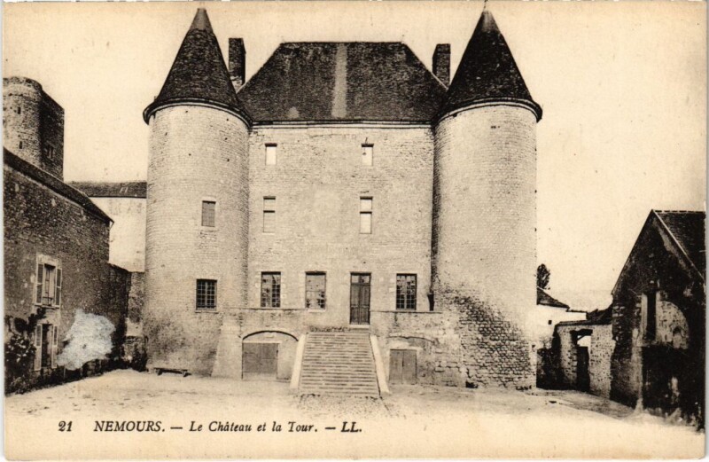 Carte postale ancienne Nemours Le Chateau et la Tour à Nemours