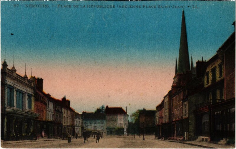 Carte postale ancienne Nemours Place de la Republique à Nemours