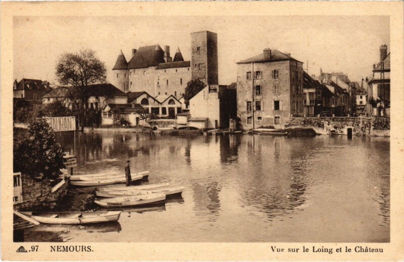 Carte postale ancienne Nemours vue sur le Loing et le Chateau à Nemours