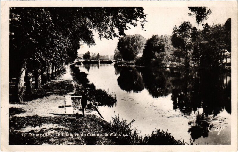 Carte postale ancienne Nemours Le Loing vu du Champ de Mars à Nemours
