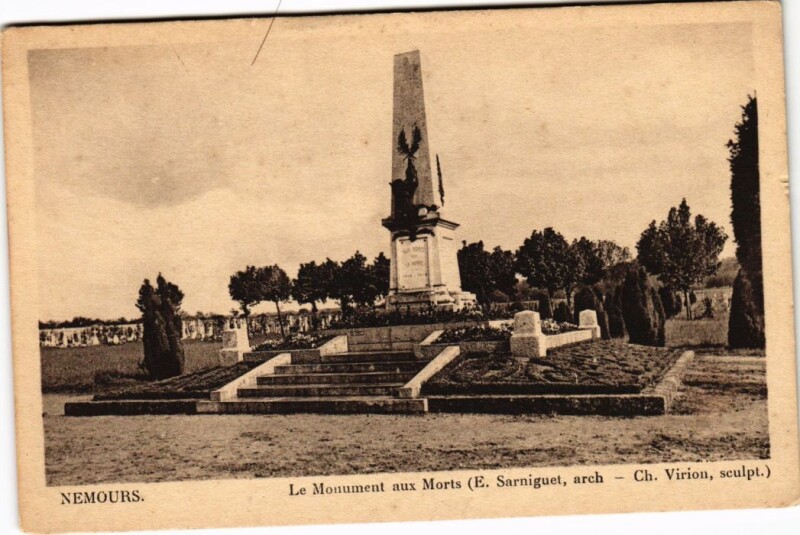 Carte postale ancienne Nemours Monument aux Morts à Nemours