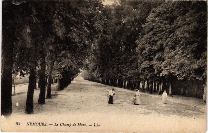 Carte postale ancienne Nemours Le Champ de Mars à Nemours