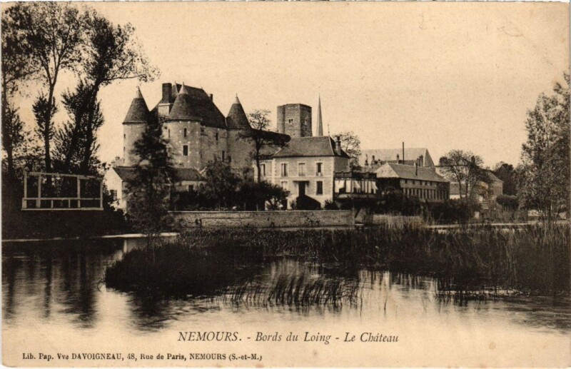 Carte postale ancienne Nemours Bords du Loing Le Chateau à Nemours