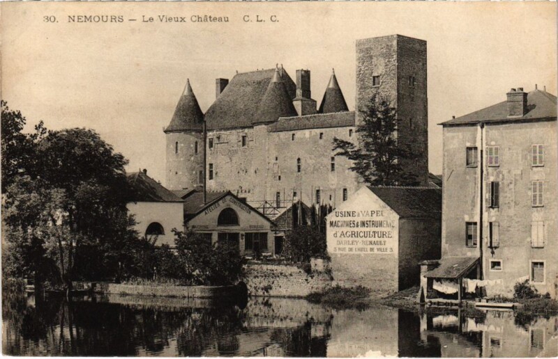 Carte postale ancienne Nemours Le Chateau à Nemours