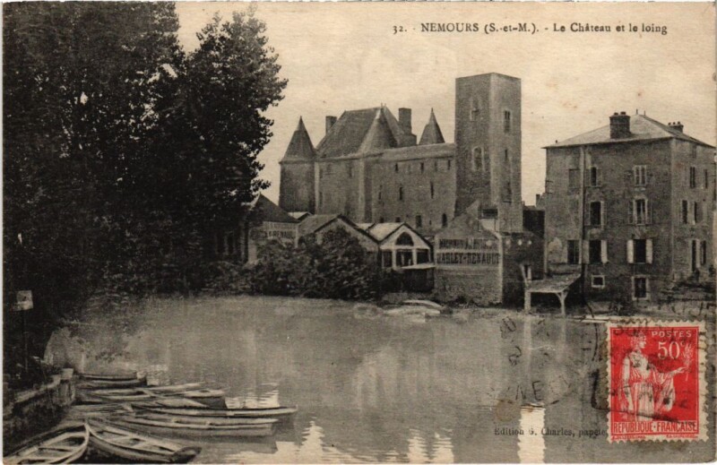Carte postale ancienne Nemours Le Chateau et le Loing à Nemours