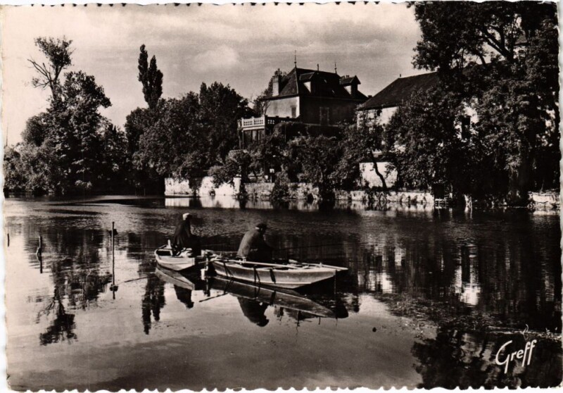 Carte postale ancienne Nemours Les bords du Loing à Nemours