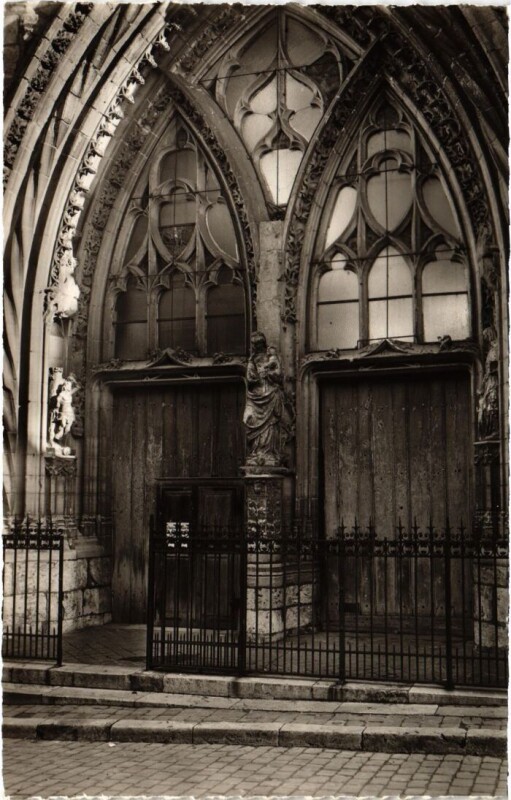 Carte postale ancienne Moret sur Loing Eglise Notre Dame , le portail
