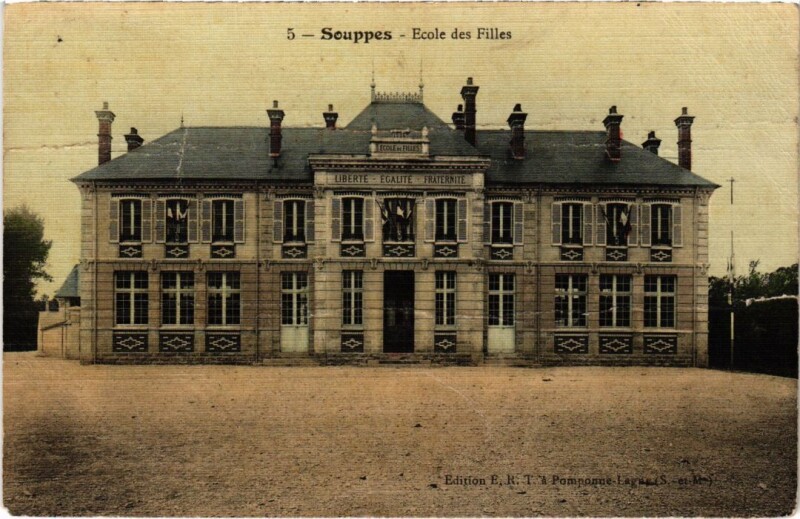 Carte postale ancienne Souppes sur Loing Ecole des Filles à Souppes-sur-Loing