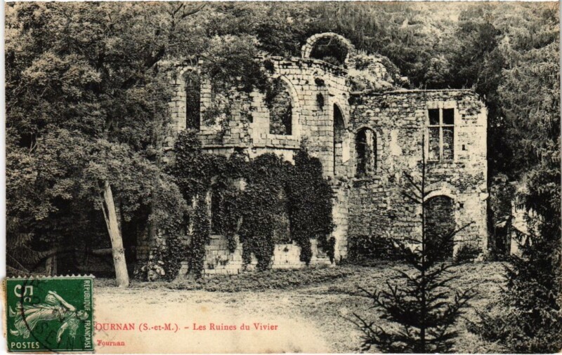 Carte postale ancienne Tournan-en-Brie Les Ruines du Vivier à Tournan-en-Brie