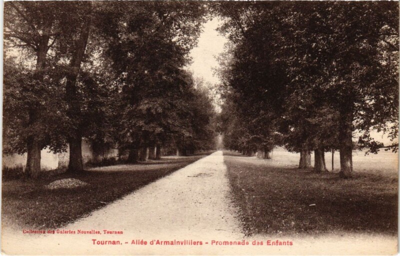 Carte postale ancienne Tournan-en-Brie Allee d'Armainvilliers - Promenade des Enfants à Tournan-en-Brie