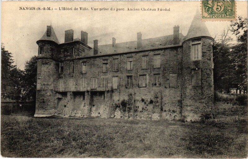 Carte postale ancienne Nangis L'Hotel de Ville - Vue prise du Parc à Nangis
