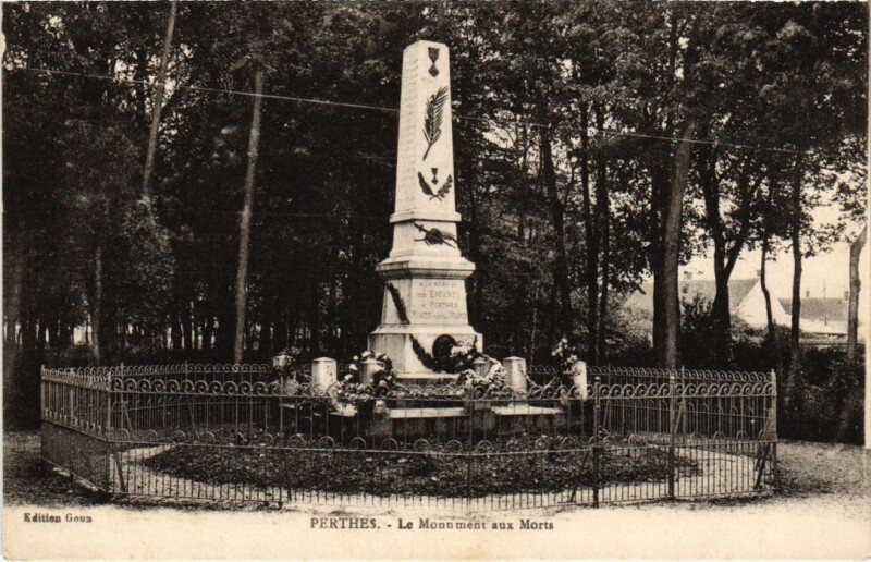 Carte postale ancienne Perthes Le Monument aux Morts à Perthes