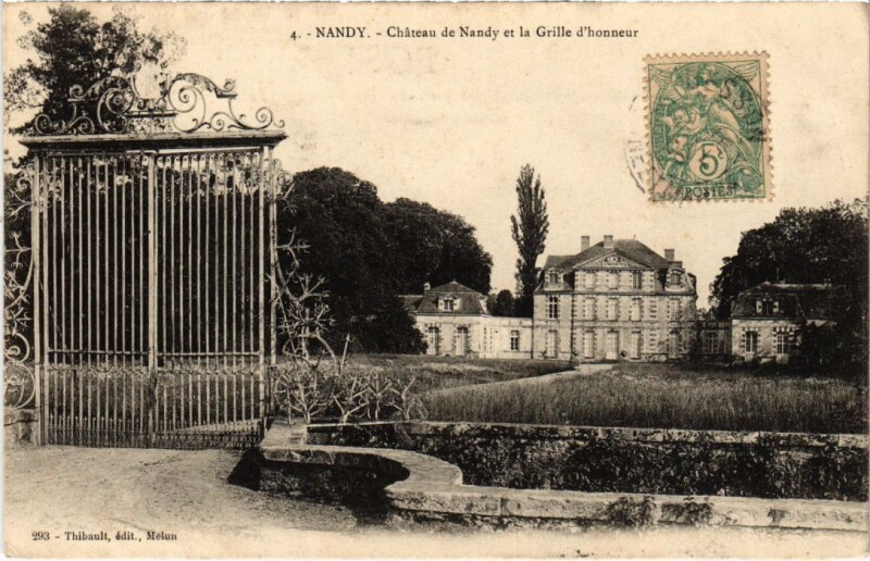 Carte postale ancienne Nandy Chateau de Nandy et la Grille d'Honneur à Nandy