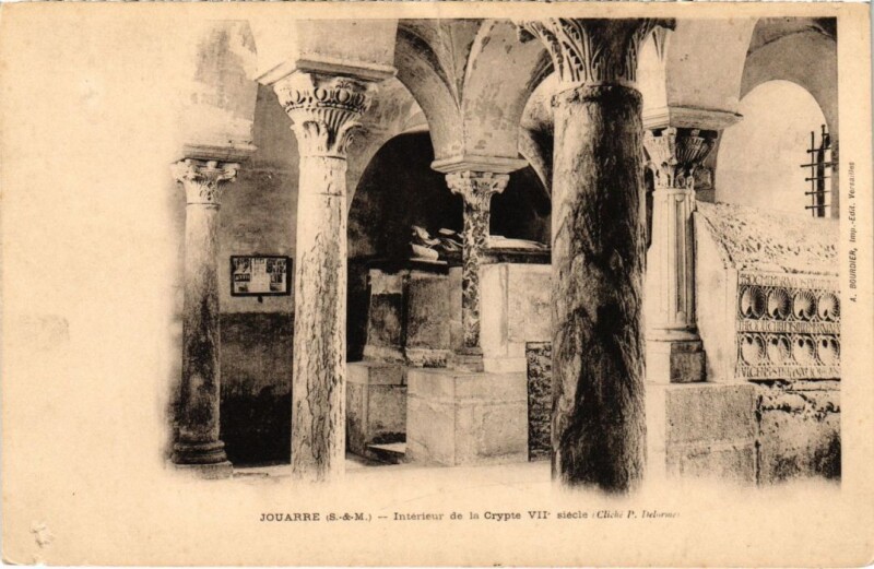 Carte postale ancienne Jouarre Interieur de la Crypte à Jouarre