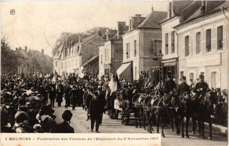 Carte postale ancienne Bourges Funérailles des Victimes de l'Explosion 1907 à Bourges