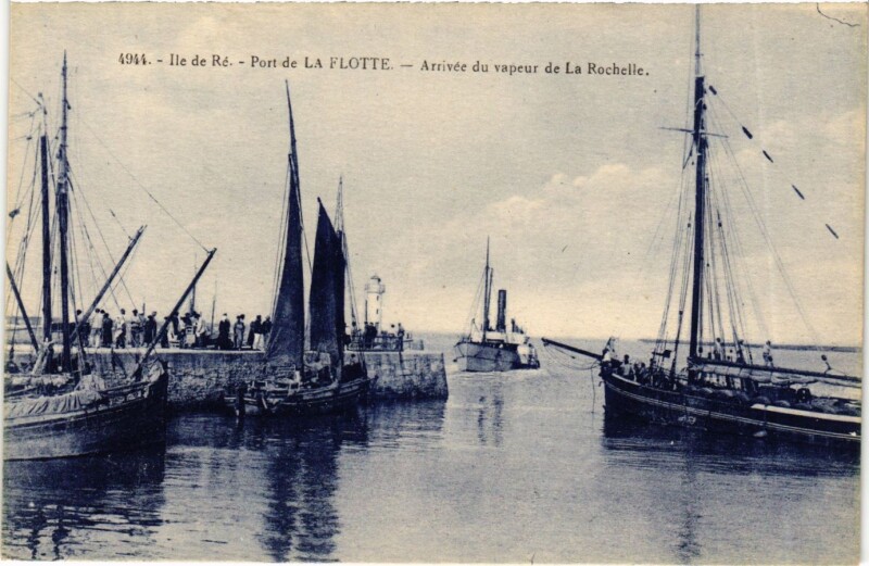 Carte postale ancienne Ile-de-Re - Port de la Flotte - Arrivée du vapeur de La Rochelle à La Flotte