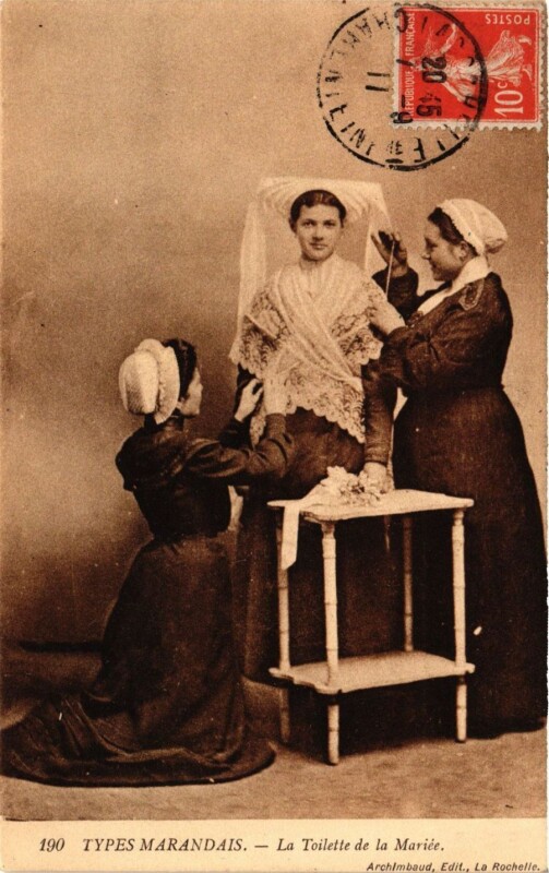 Carte postale ancienne Types Marandais - La Toilette de la Mariée