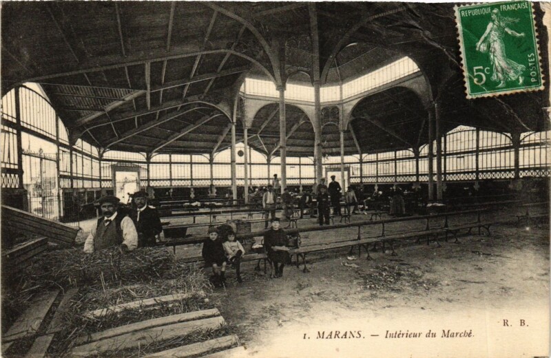 Carte postale ancienne Marans - Intérieur du Marché à Marans