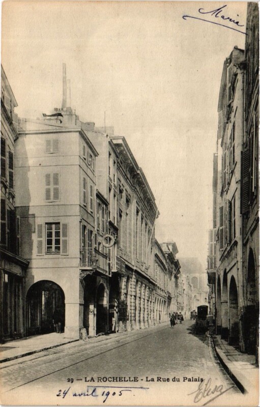 Carte postale ancienne La Rochelle - La Rue du Palais à La Rochelle