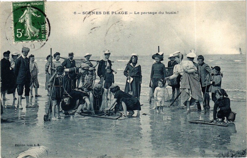 Carte postale ancienne Scénes de Plage - La partage du butin !