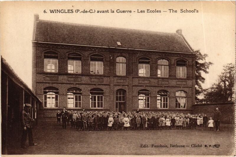Carte postale ancienne Wingles (P.-de-C.) avant la Guerre - Les Ecoles - The School's à Wingles