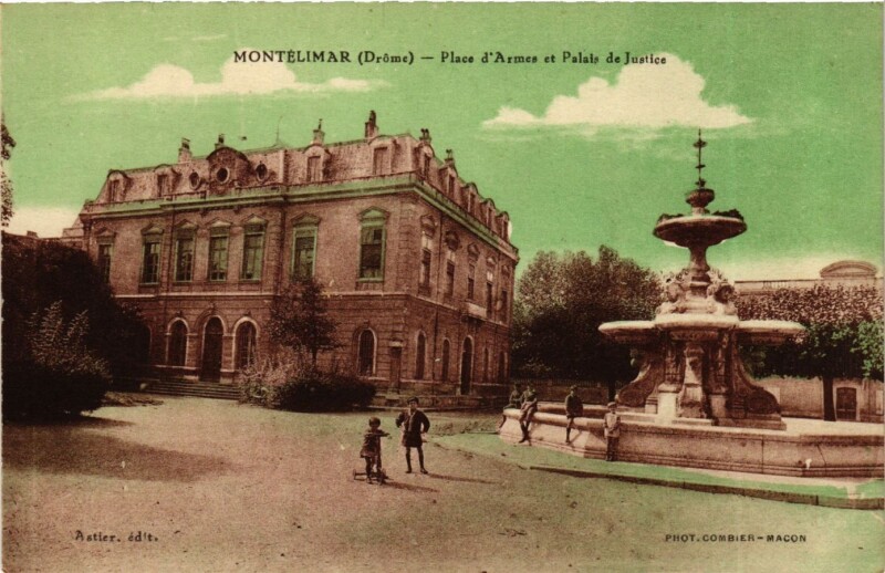 Carte postale ancienne Montelimar Place d'Armes Palais de Justice