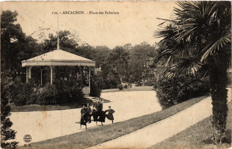 Carte postale ancienne Gironde Arcachon Place des Palmiers à Arcachon