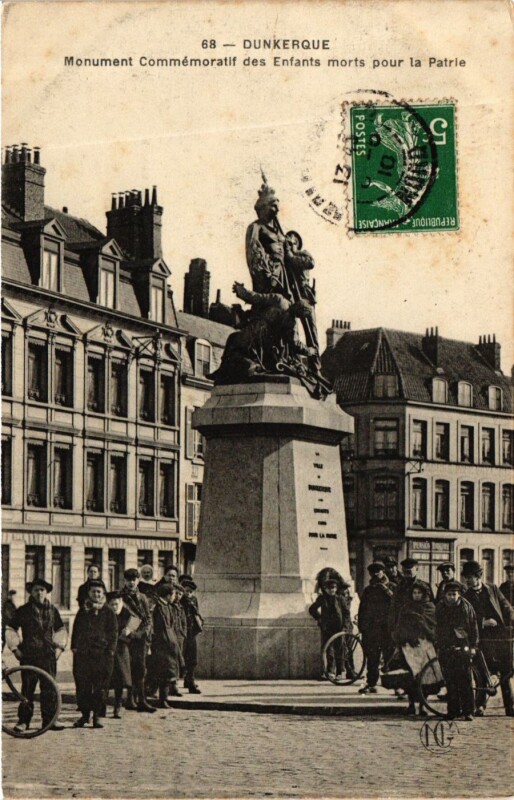 Carte postale ancienne Dunkerque Monument Commémoratif d. Enfants à Dunkerque