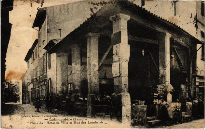 Carte postale ancienne Labruguiere - Place de L'otel-de-Ville et Rue des Lombards à Labruguière