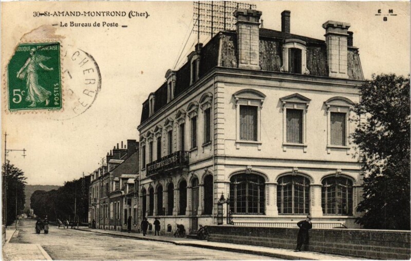 Carte postale ancienne Saint-Amand-Montrond (Dep.18) Le Bureau de Poste à Saint-Amand-Montrond