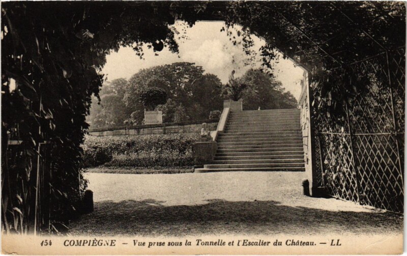 Carte postale ancienne Compiegne - Vue prise sous la Tonnelle et l'Escalier du Chateau à Compiègne