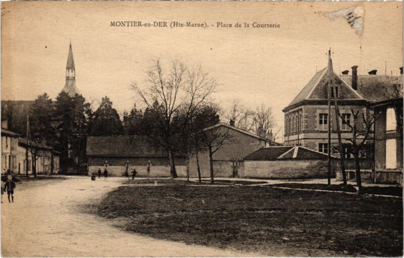 Carte postale ancienne Montier-en-Der - Place de la Courterie
