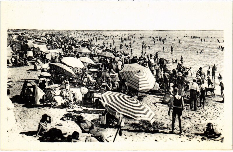 Carte postale ancienne Le Grau-du-Roi - La Grande Plage a l'heure du Bain