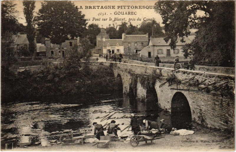 Carte postale ancienne Gouarec - Vieux Pont sur le Blavet pres du Canal à Gouarec