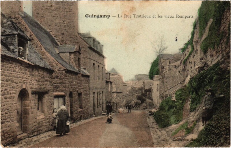 Carte postale ancienne Guingamp - La Rue Trotrieux et les vieux Remparts à Guingamp