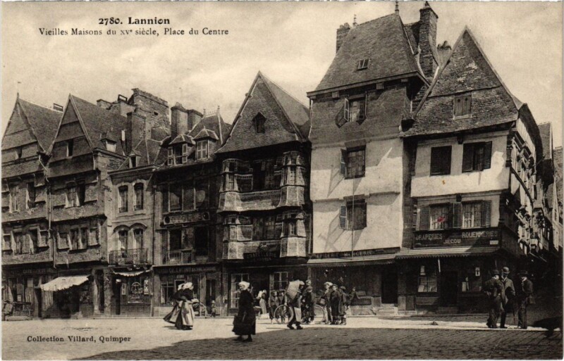 Carte postale ancienne Lannion - Vieilles Maisons du XVe siécle-Place du Centre à Lannion