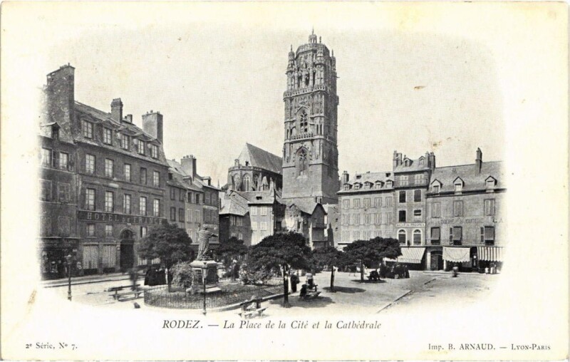 Carte postale ancienne Rodez - La Place de la Cite et la Cathédrale à Rodez