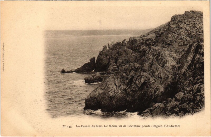 Carte postale ancienne Audierne- Pointe du Raz Le Moine vu de l'extreme pointe France à Audierne